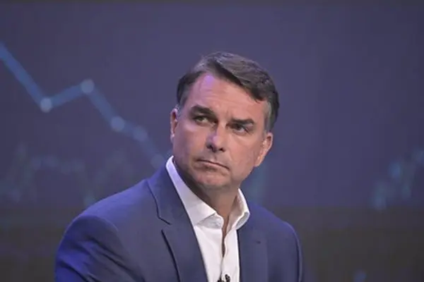 Na véspera do segundo turno, Flávio espalha fake news sobre votos de mesários