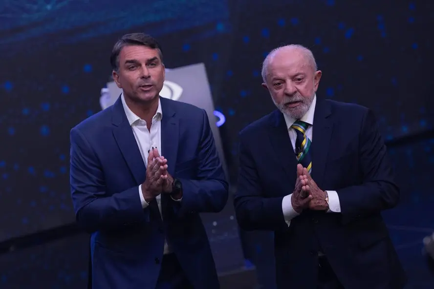 Lula e Flávio Bolsonaro durante debate presidencial