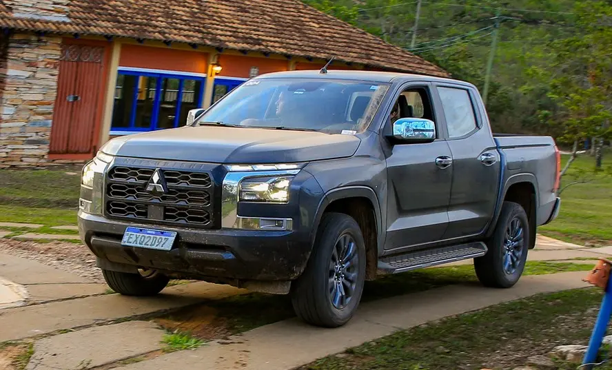 Mitsubishi Triton vista de frente