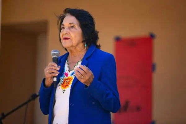 Morre Dolores Huerta, líder histórica dos trabalhadores rurais nos EUA, aos 96 anos
