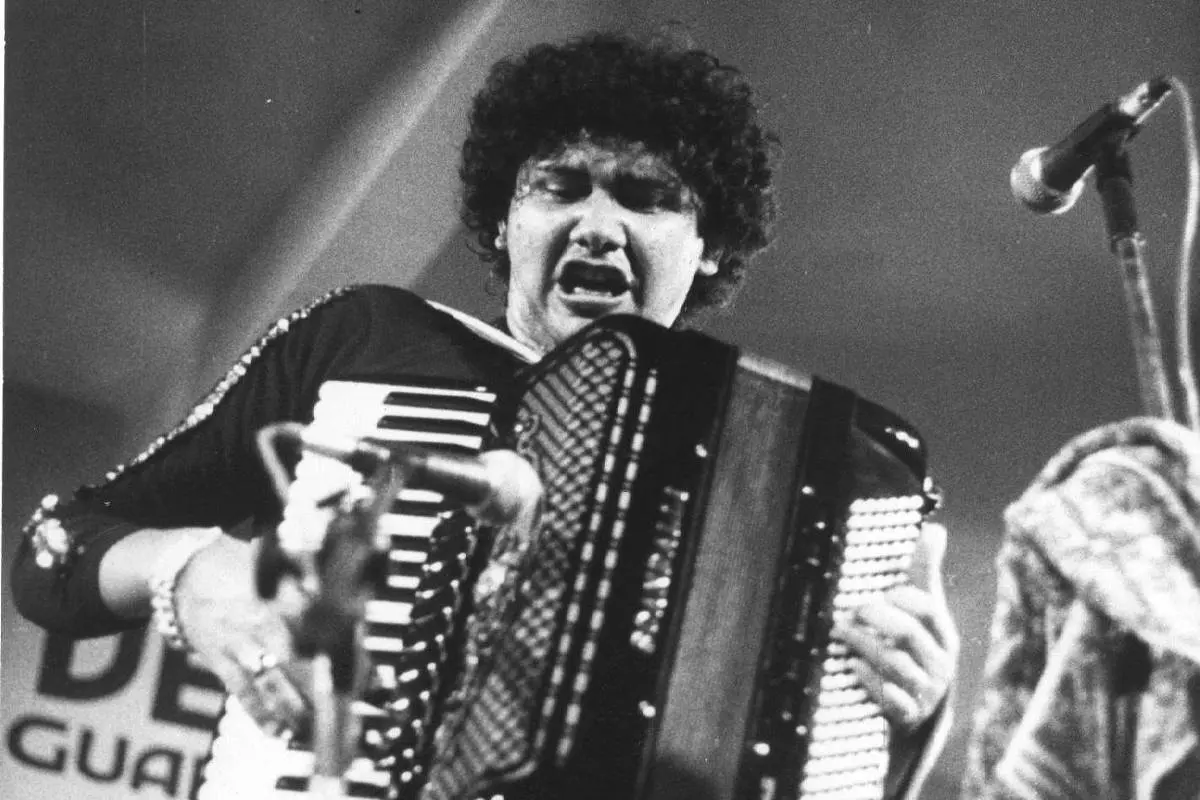 Oswaldinho do Acordeon toca acordeon no palco