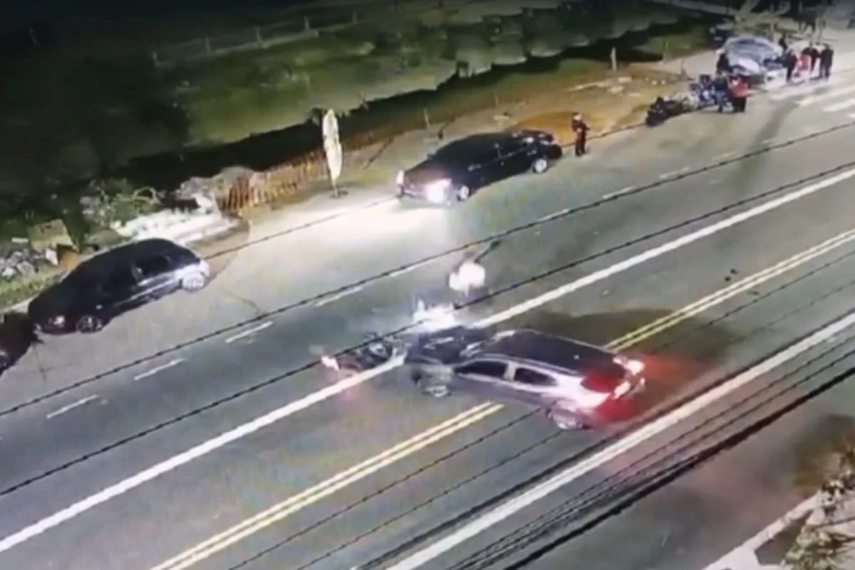 Carro preto faz conversão irregular antes de atingir motocicleta em Guarulhos