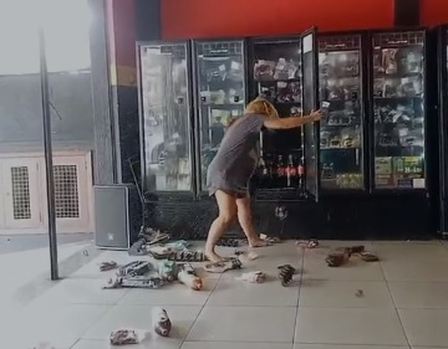Mulher destrói produtos em açougue de Jacarepaguá