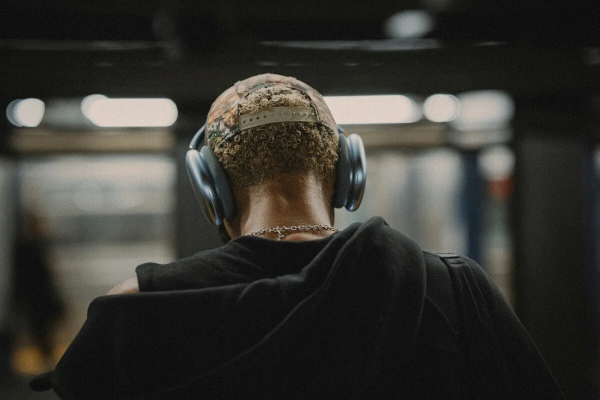 Pessoa ouvindo música com fones de ouvido