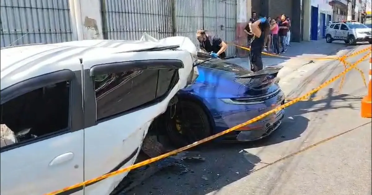 Renault Sandero destruído após colisão com Porsche em São Paulo