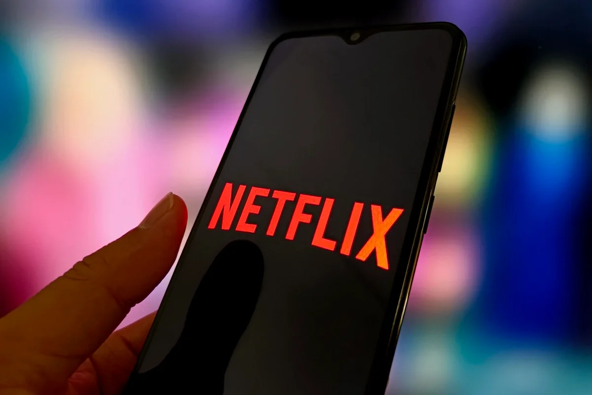 Logotipo da Netflix exibido na tela de um smartphone