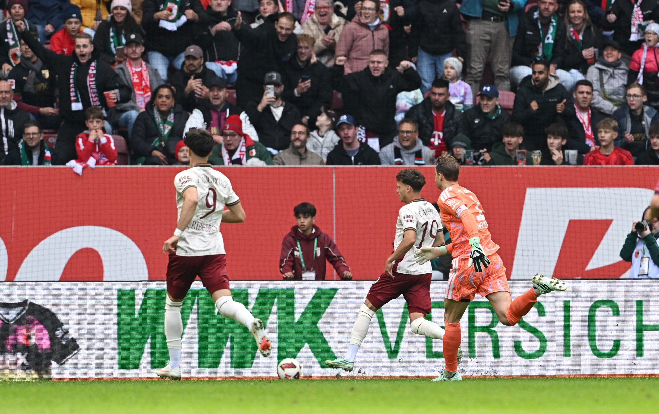 Manuel Neuer durante jogo entre Augsburg e Bayern de Munique