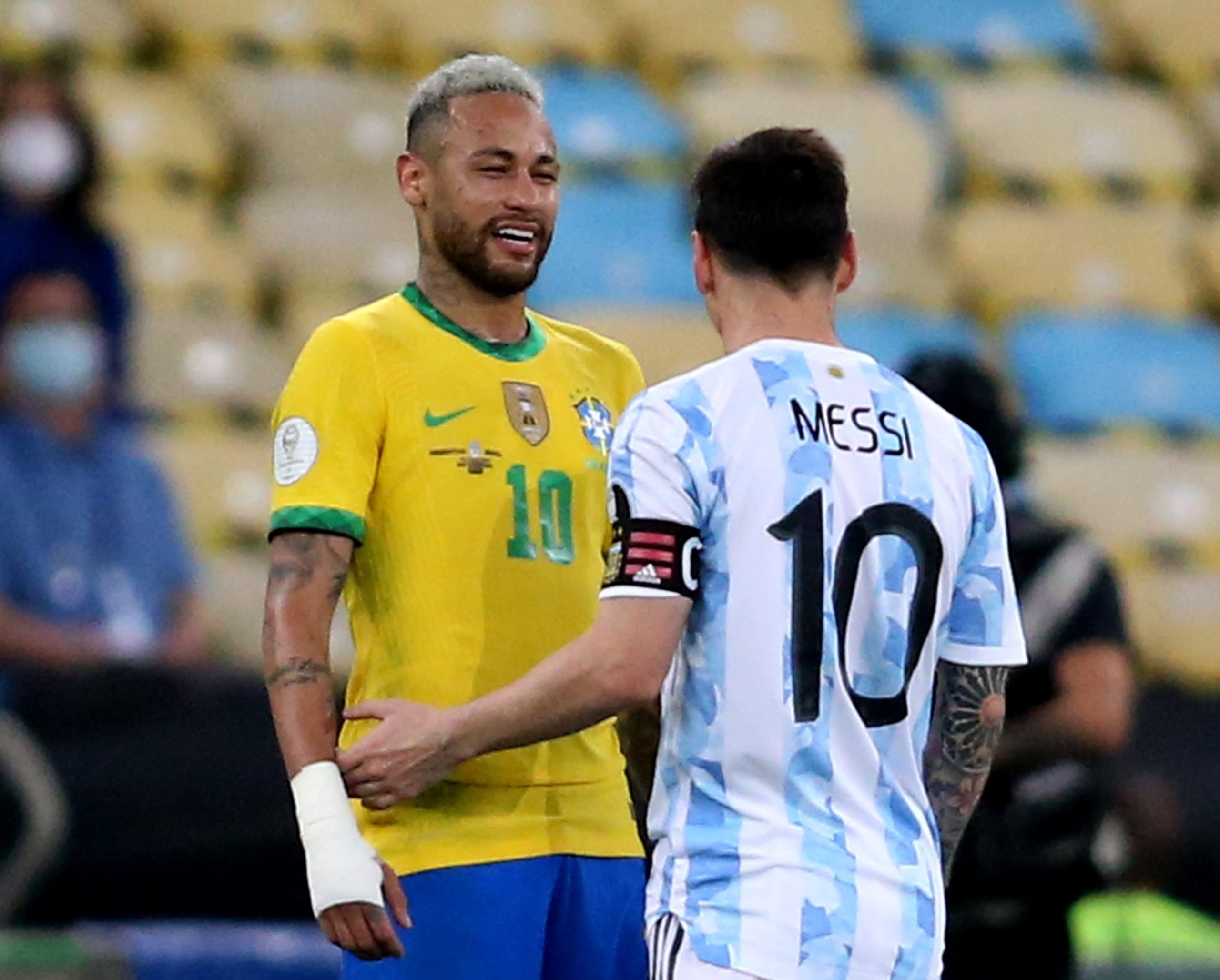 Neymar e Lionel Messi durante partida entre Brasil e Argentina