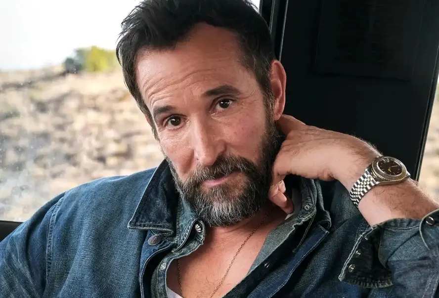 Noah Wyle em retrato para a revista People