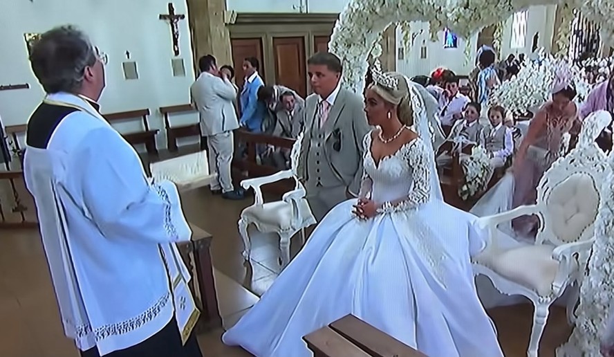 Kaitlin Rooney durante a cerimônia de casamento em Northampton