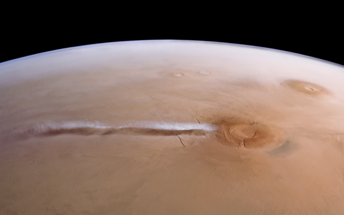 Nuvem Alongada de Arsia Mons se estende sobre a superfície de Marte