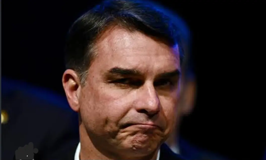 Flávio Bolsonaro e Lula durante debate presidencial