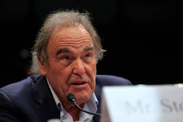 Oliver Stone diz que documentário sobre Lula nunca recebeu dinheiro de Vorcaro