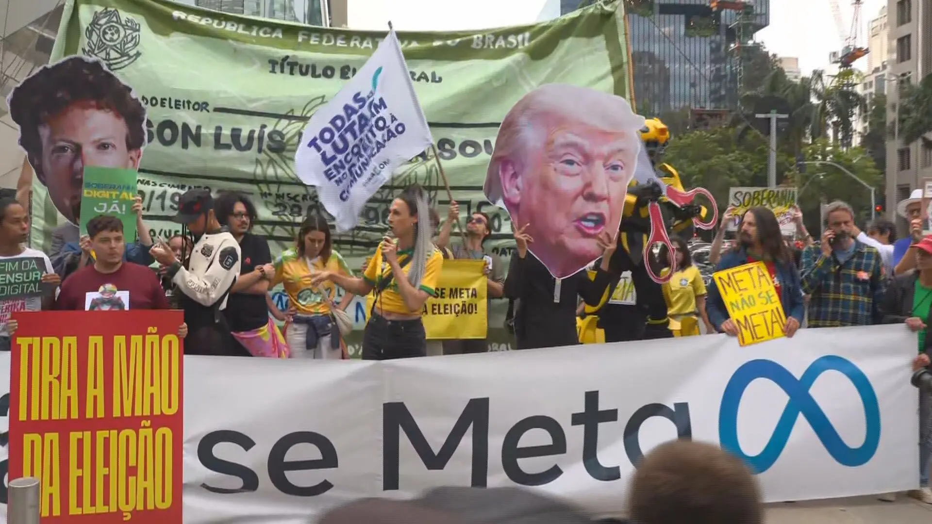 Manifestantes diante da sede da Meta em São Paulo