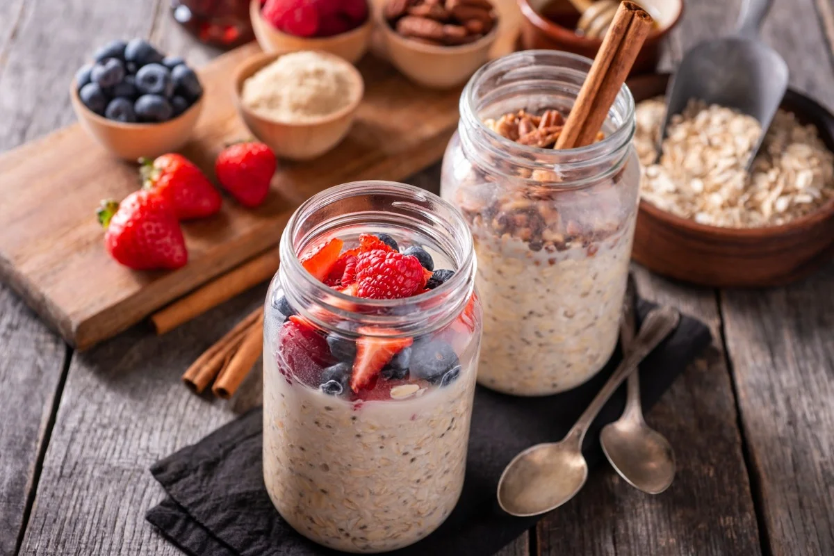 Aveia, chia, manga, mirtilos e amêndoas para preparar overnight oats