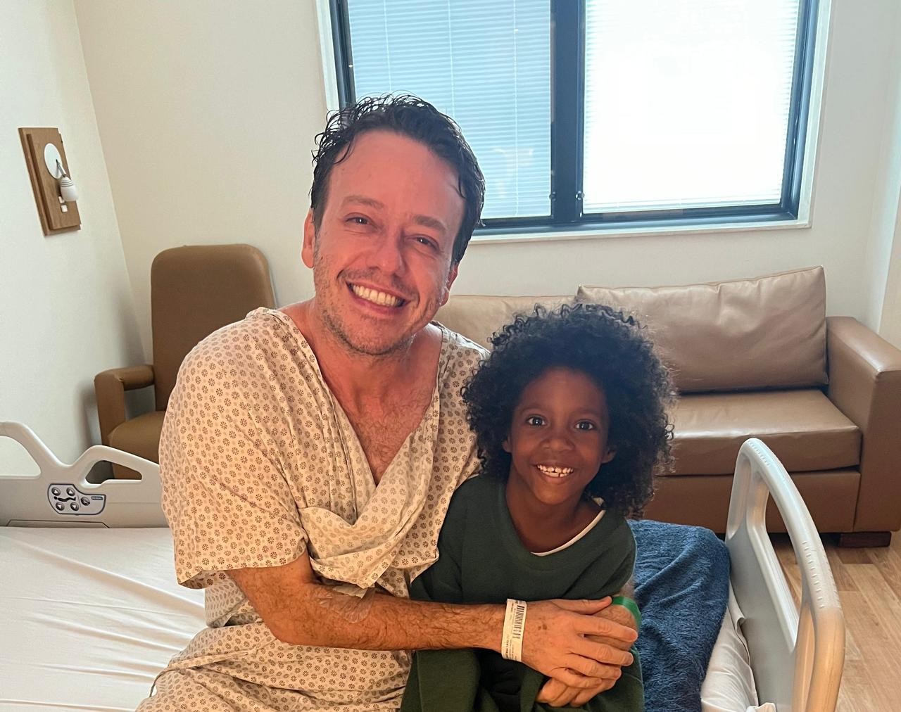 Pablo Sanábio ao lado da filha Manuela no hospital