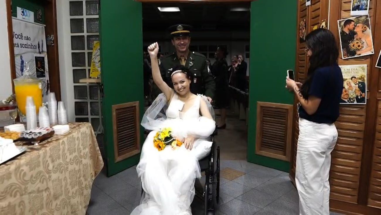 Luciana Aparecida Vieira e Adriano Cananea durante casamento no Hospital de Clínicas Ijuí