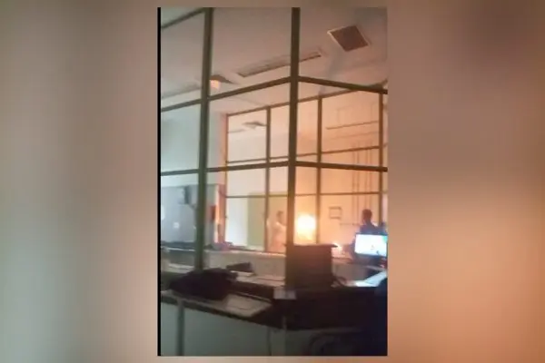 VÍDEO - Homem é queimado por outro paciente dentro de hospital