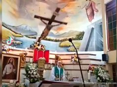 Cruz de madeira em igreja católica