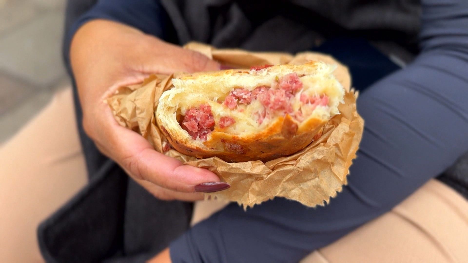 Pão com linguiça assado em forno de Gramado