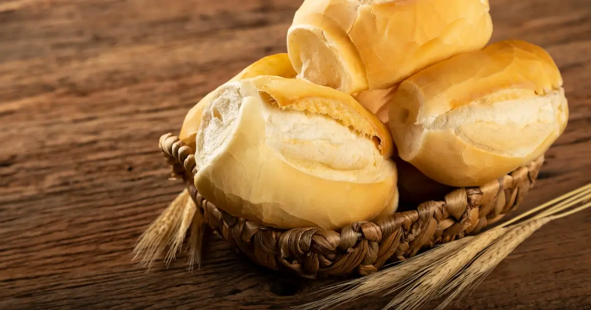 Pães franceses dourados e crocantes