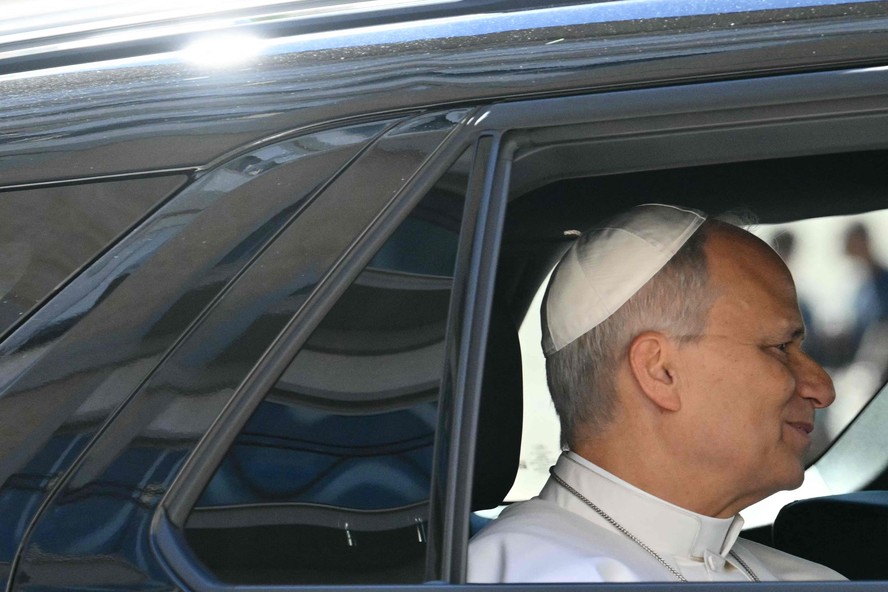 Papa Leão XIV chega ao Hospital Gemelli, em Roma