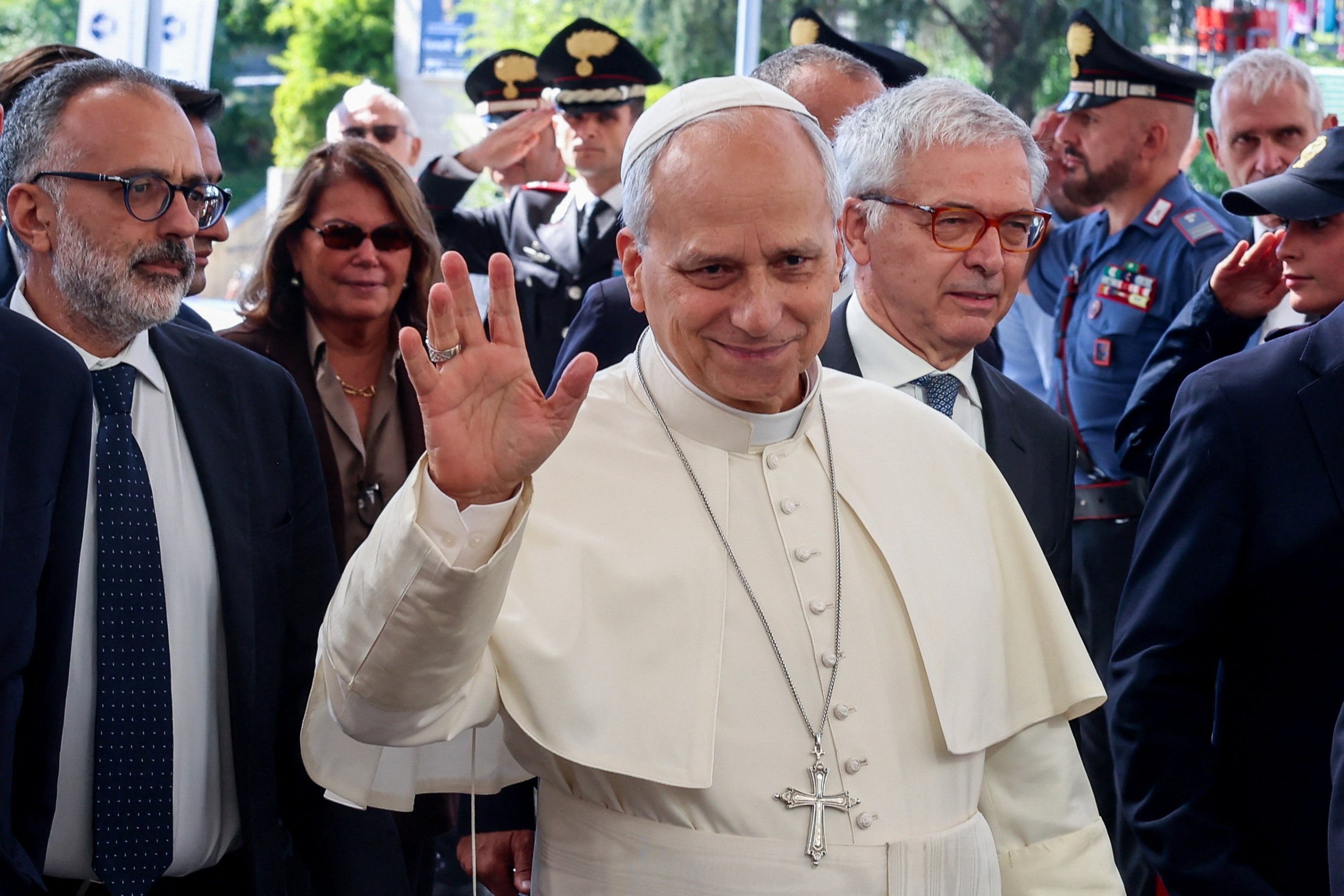 Papa Leão XIV chega ao Hospital Gemelli, em Roma