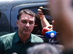 Flávio Bolsonaro em aeroporto de Miami