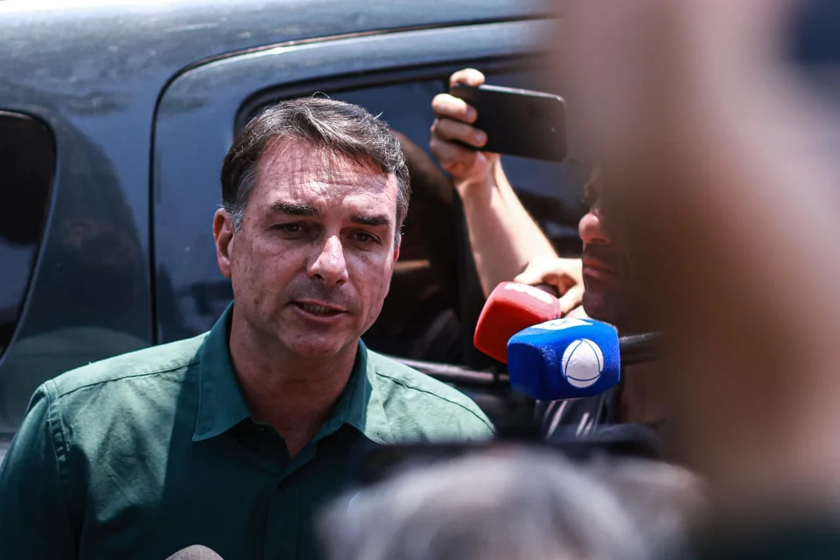 Flávio Bolsonaro em aeroporto de Miami