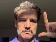 Pedro Pascal fazendo o gesto de L com a mão