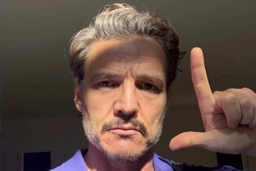 Pedro Pascal fazendo o gesto de L com a mão