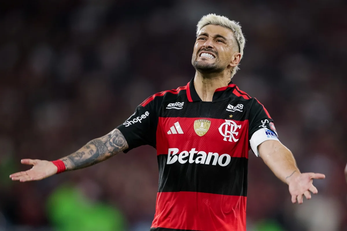 Giorgian De Arrascaeta durante partida de futebol