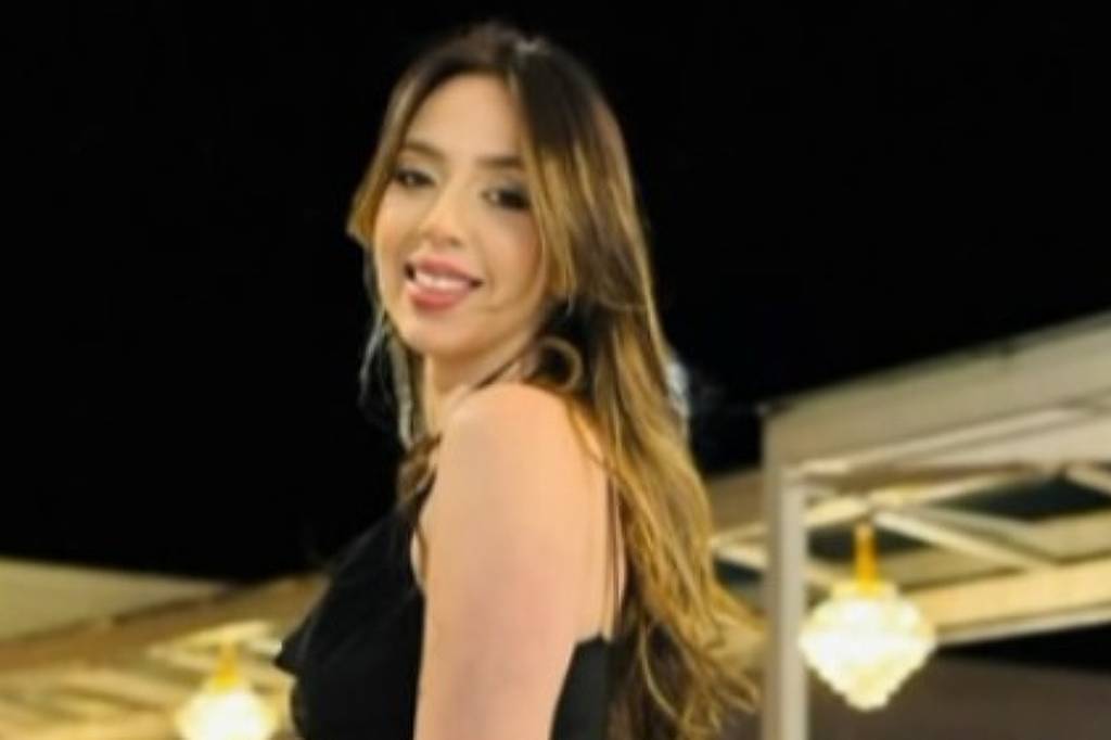 Larissa da Cruz Morata usa vestido preto em ambiente externo à noite