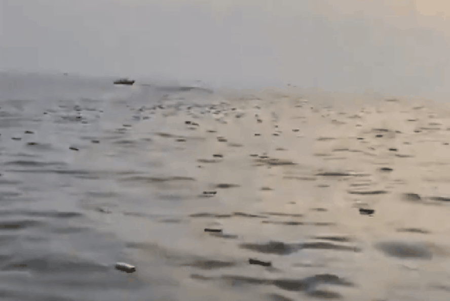 Pescadores recolhem caixas de produtos no mar do Golfo Pérsico