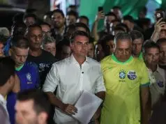 Flávio Bolsonaro ao lado de aliados