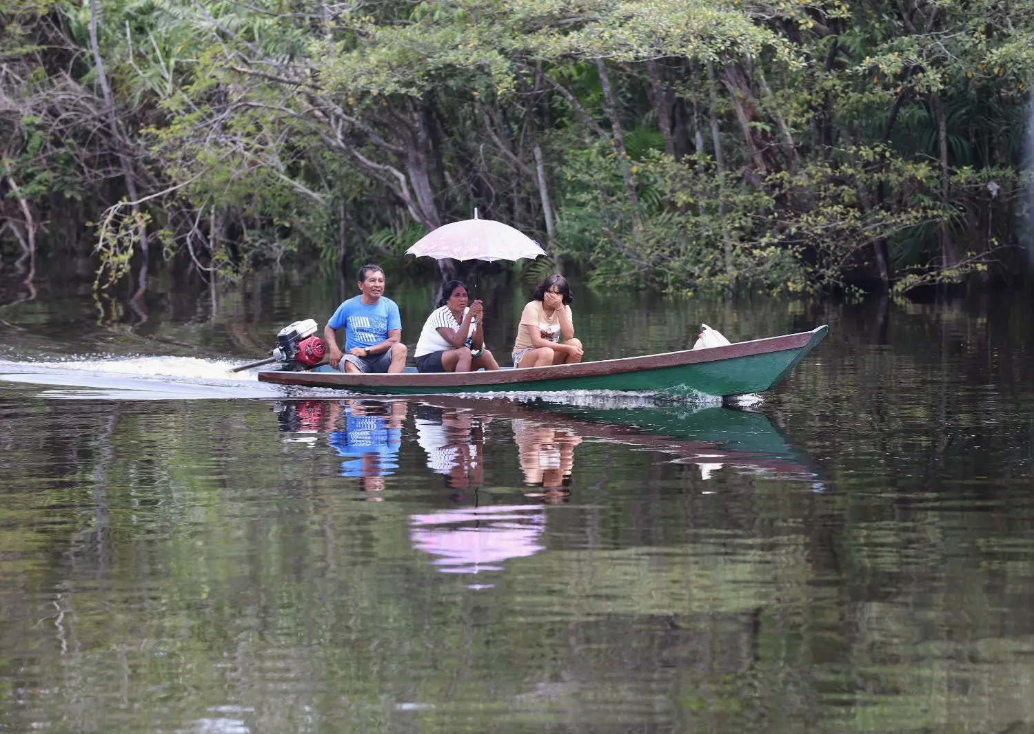 Indígenas em comunidade no interior do Amazonas