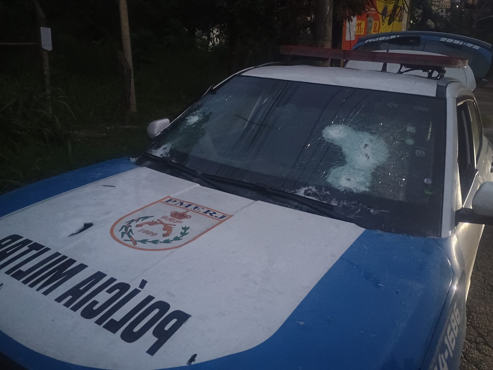Viatura da Polícia Militar atingida por disparos na Gardênia Azul
