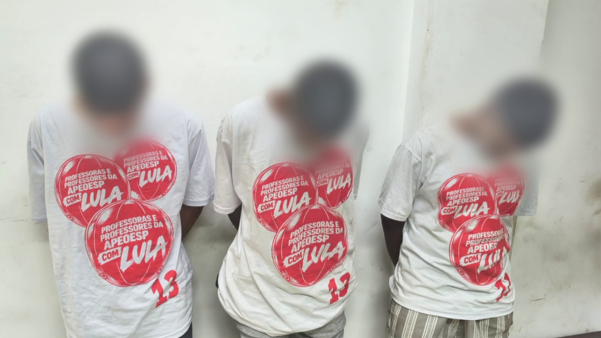 Três detidos usam camisetas vermelhas com referência ao PT em delegacia de Piracicaba