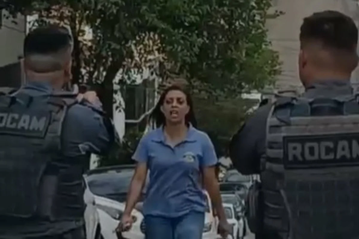 Camila Pereira da Silva segura uma faca em rua da zona norte de São Paulo