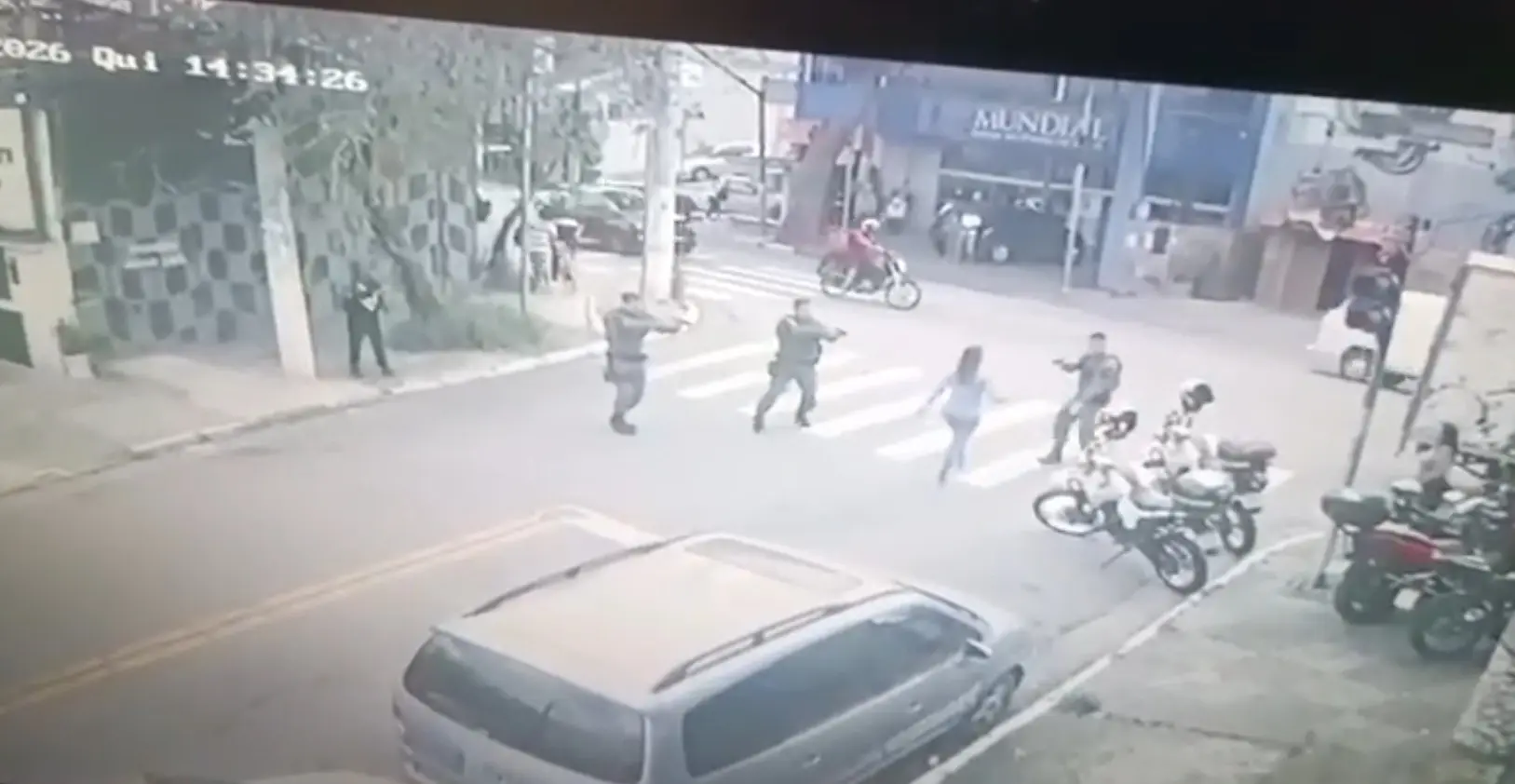 Policial durante abordagem a mulher armada com faca na Zona Oeste de São Paulo