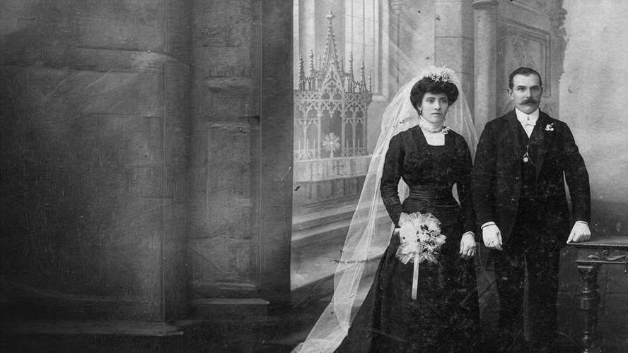 Vestido de noiva preto com véu branco