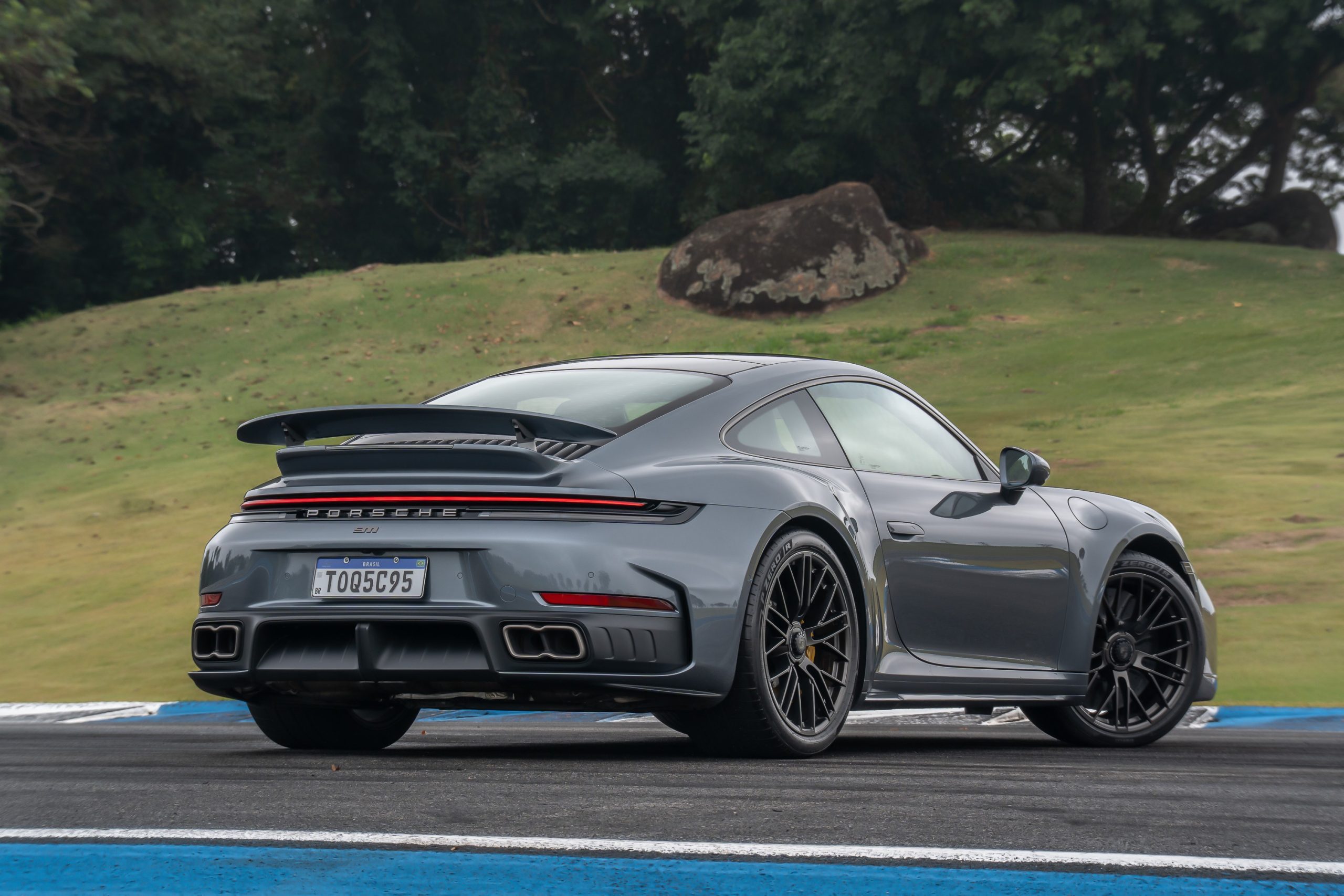 Porsche 911 Turbo S em pista de autódromo