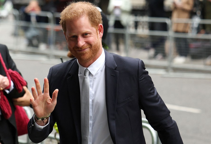 Príncipe Harry acena durante compromisso público em Londres