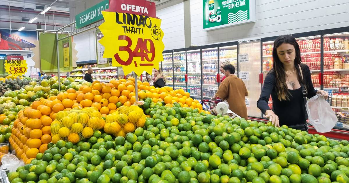 Corredor de supermercado com produtos nas prateleiras
