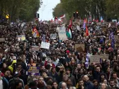 Manifestantes reunidos durante ato em Paris