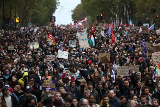 Manifestantes reunidos durante ato em Paris