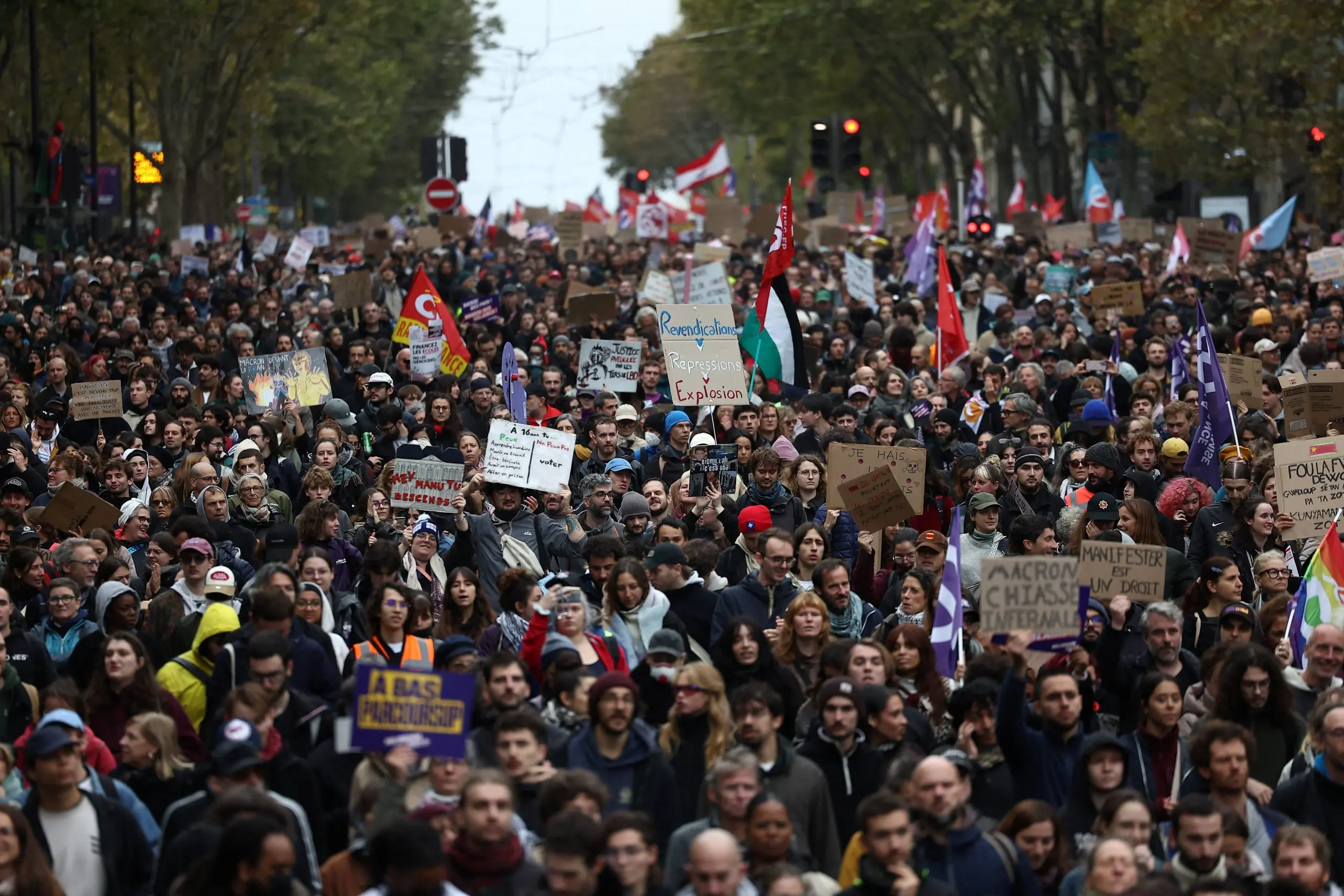 Manifestantes reunidos durante ato em Paris