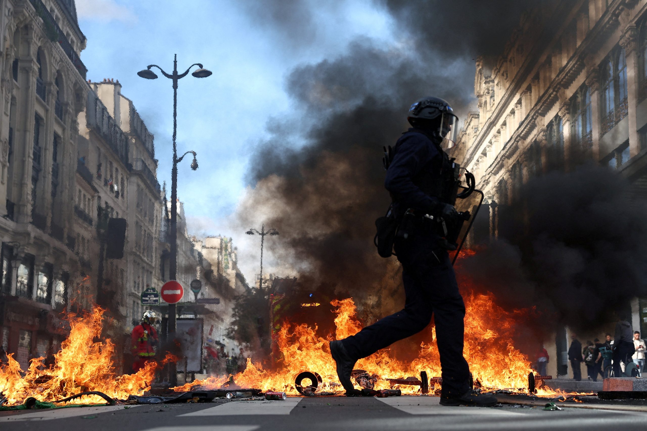 Manifestante durante confronto com policiais em Paris
