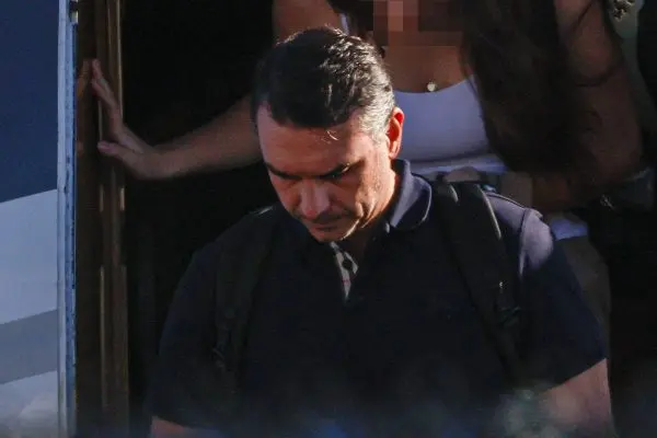 Flávio Bolsonaro desce escada de avião nos Estados Unidos