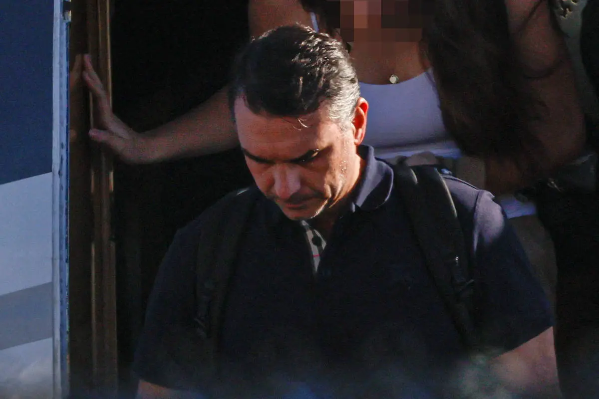 Flávio Bolsonaro desce escada de avião nos Estados Unidos